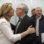 La ministra Báñez saluda a los sindicalistas Fernández Toxo y Álvarez el pasado 24 de noviembre en Madrid.-EFE / CHEMA MOYA