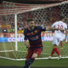 Jordi Alba corre a celebrar su gol tras marcar de tiro cruzado-JORDI COTRINA