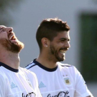 Messi sonríe ante Banega, su compañero de la selección argentina, en Buenos Aires.-REUTERS / MARCOS BRINDICCI