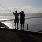 Dos turistas toman fotos del Golden Gate Bridge, en San Francisco, en una imagen de archivo-EFE / JOHN G MABANGLO