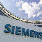 Logo de Siemens, a las puertas de su sede central en Munich.-UWE LEIN (AP)