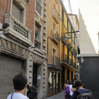 Varios cámaras graban el inmueble de la calle Sant Pere donde residía el imán de Ripoll (Girona).-EFE/Robin Townsend