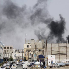 Una columna de humo se eleva del lugar donde se ha producido un bombardeo en la capital de Yemen.-REUTERS / MOHAMED AL-SAYAGHI