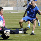 Ripa en un lance del entrenamiento con el meta Navarro. / V. Guisande-