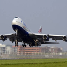 Un Boeing 747 de la compañía British Airways despega del aeropuerto de Heathrow en un vuelo de prueba.-Foto: STR/ AP