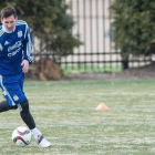 Messi corre con el balón durante un entrenamiento con la selección argentina.-Foto:   AFP / NICHOLAS KAMM