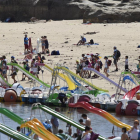 Numerosas personas en la Playa Pita en la mañana de ayer.-VALENTÍN GUISANDE