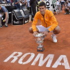 Djokovic posa con su trofeo.-EFE