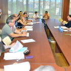La reunión mantenida ayer entre María José Salgueiro y los alcaldes y responsables de los 16 municipios que integrarán el Área Funcional Estable de Soria. / ÁLVARO MARTÍNEZ-