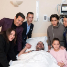 El rey Mohamed VI, con sus familiares en el hospital.-PERIODICO (MAP)