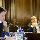 Luis Rey escucha a Adolfo Sainz durante su intervención en un pleno municipal. / ÁLVARO MARTÍNEZ-