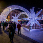 Las luces navideñas ya brillan en la ciudad. MARIO TEJEDOR (1)