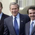 De izquierda a derecha: Blair, Bush y Aznar, en el aeropuerto de la isla de Terceira, en las Azores, antes de la cumbre, el 16 de marzo del 2003.-REUTERS / HARRY PAGE