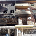 Aspecto que presentaba ayer el inmueble donde se produjo la explosión.-T. S.