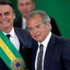 El presidente brasileño, Jair Bolsonaro, junto a Paulo Guedes, ministro de Economía.-UESLEI MARCELINO (REUTERS)