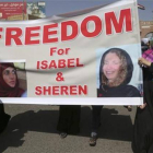 Activistas yemenís salen a la calle para pedir la liberación de la francesa Isabelle Prime y la traductora yemení Shereem Makai, el pasado 5 de marzo.-AP