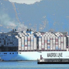 Barco con destino Asia a su salida del puerto de Algeciras superó ayer el récord mundial de carga en un buque.-EFE / A. CARRASCO RAGEL