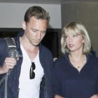 Taylor Swift y Tom Hiddleston, en el aeropuerto de Los Ángeles, el pasado 6 de julio.-