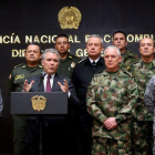 El presidente de Colombia Ivan Duque frente habla al termino de un Consejo de Seguridad acompanado por su ministro de Defensa Guillermo Botero y sus altos mandos militares en Bogota.-LEONARDO MUNOZ (EFE)