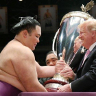 Trump recibe una copa de parte de un luchador de sumo, este domingo en Tokio.-EFE / EPA JIJI PRESS