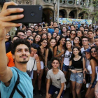 Un grupo de turistas se hace un selfi en Barcelona.-RICARD CUGAT
