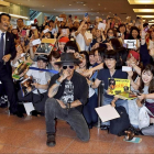 Johnny Depp, sin un duro, desata la locura en el aeropuerto de Tokio.-fotopress