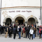Trabajadores de Norma antes de entrar en la asamblea. / A. M.-