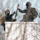 Varios policías intervienen en Dammartin-en-Göele. A la derecha, el Arco de Triunfo.-Foto: REUTERS