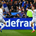 Deulofeu se dirige a Ander Herrera después de marcar el segundo gol de España tras rematar un centro de Jordi Alba, este martes en París.-GETTY IMAGES / DAN MULLAN
