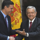 El presidente español, Pedro Sánchez, y el de México, Andrés Manuel López Obrador.-RODRIGO ARANGUA (AFP)