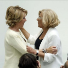 Esperanza Aguirre y Manuela Carmena, en la toma de posesión de la segunda.-DAVID CASTRO