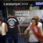 Anuncios de hipotecas en una entidad bancaria en Barcelona-DANNY CAMINAL