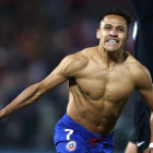 Alexis Sánchez celebra el gol en la tanda de penaltis que le daba a Chile su primera Copa América.-REUTERS / MARCOS BRINDICCI