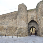 Detalle de uno de los imponentes accesos de la muralla de Almazán.-ÁLVARO MARTÍNEZ