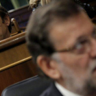 Rafael Hernando (atrás) y Mariano Rajoy, en una sesión de control al Gobierno en el Congreso de los Diputados.-Foto: JOSÉ LUIS ROCA