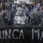 Actrices que representan a las Madres de Plaza de Mayo durante la manifestación.-AFP / Victor R Caivano