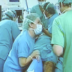 Operación en un quirófano del complejo hospitalario de Soria. / VALENTÍN GUISANDE-