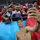 El jugador Tagnaouti posa en un selfi con un grupo de aficionados de la selección marroquí tras el partido con España.-FIFA