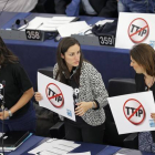 Miembros del Parlamento Europea protestan contra el TTIP en Estrasburgo, el pasado mes de junio.-Foto: REUTERS / VINCENT KESSLER