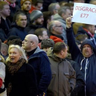 Aficionados del Liverpool abandonan el estadio como protesta por los precios-