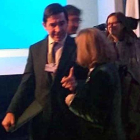 El presidente del BBVA, Carlos Torres, de cara, con la ministra Nadia Calviño, de espaldas, en Davos.-R.M.S