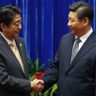 El primer ministro de Japón, Shinzo Abe (izquierda),y el presidente de China, Xi Jinping, se saludan, este lunes en Pekín.-Foto: AP / KIM KYUNG-HOON