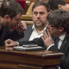 Carles Puigdemont, Oriol Junqueras y Toni Comín, en el Parlament, en una imagen de archivo.-FERRAN SENDRA