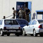 Trabajadores de Norma saliendo de la fábrica./ A. M.-