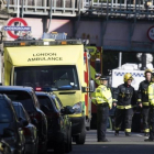 Miembros de los servicios de emergencia acordonan la zona de la estacion de metro Parsons Green en Londres , Reino Unido.-EFE / WILL OLIVER