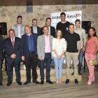 Los jugadores premiados junto a los patrocinadores de los trofeos ‘Aúpa Numancia’ y otras personalidades en la tradicional foto de familia-Valentín Guisande