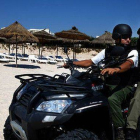 Dos agentes de policía patrullan por una playa de Túnez.-Foto: MAYKA NAVARRO