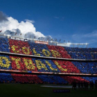 Mosaico en la grada del Camp Nou antes del comienzo  del partido de liga entre el FC Barcelona y el Real Madrid.-JORDI COTRINA