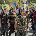 Milicianos y veteranos kurdos protestan frente a la sede de la ONU en la ciudad de Qamishli, en el norte de Siria.-DELIL SOULEIMAN (AFP)