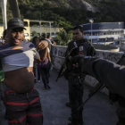 Agentes de la policia patrullan frente a la favela Rocinha durante una marcha de los habitantes pidiendo paz, el jueves 19 de octubre de 2017 , en Río de Janeiro, Brasil.-EFE / ANTONIO LACERDA